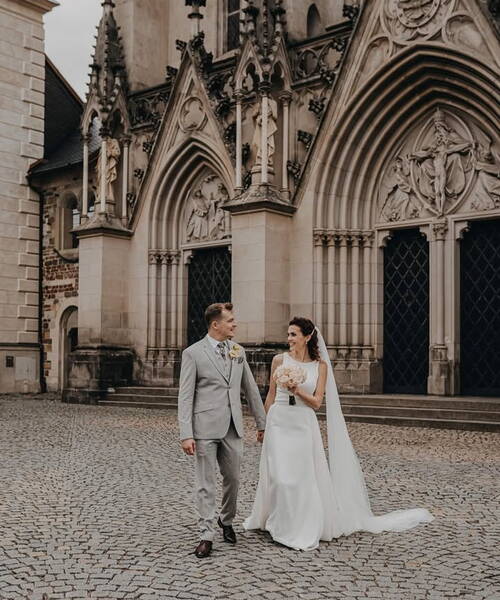 Pavla, v luxusních šatech