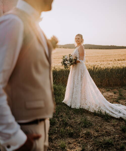 Nikča, v krajkových šatech