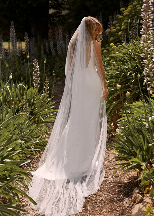 Vyzkoušejte si různé závoje | Jak vybrat dokonalý svatební závoj pro váš svatební den?