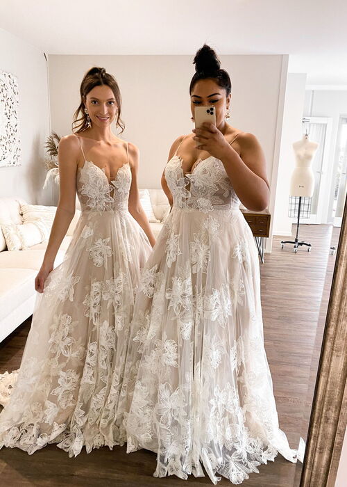 Zkoušení šatů a třídění vybraných modelů | Výběr svatebních šatů